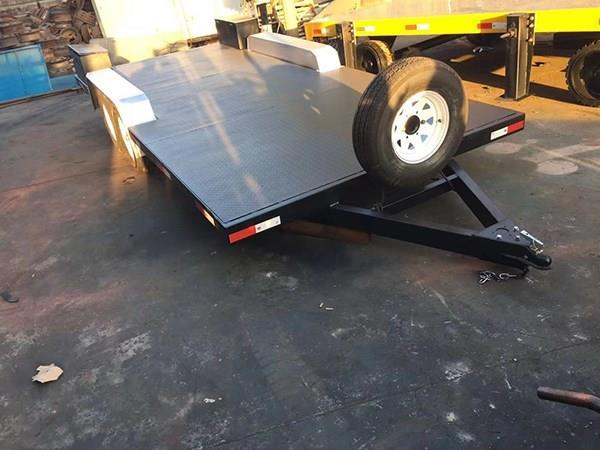 下雨天平板拖車(chē)廠家介紹如何避免打滑